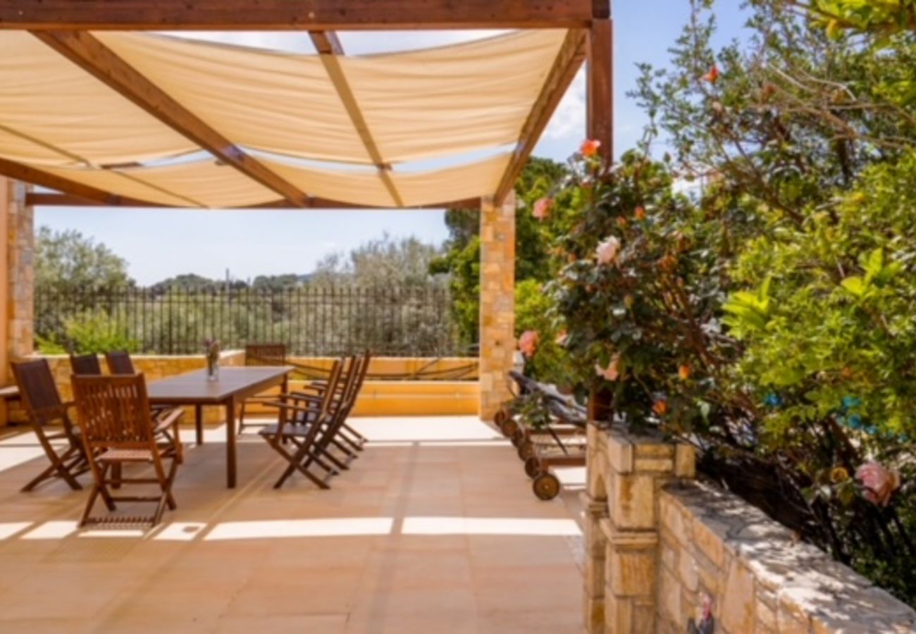 Villa à Anavyssos - Deluxe 5 bdrm Villa w/Pool next to the beach 