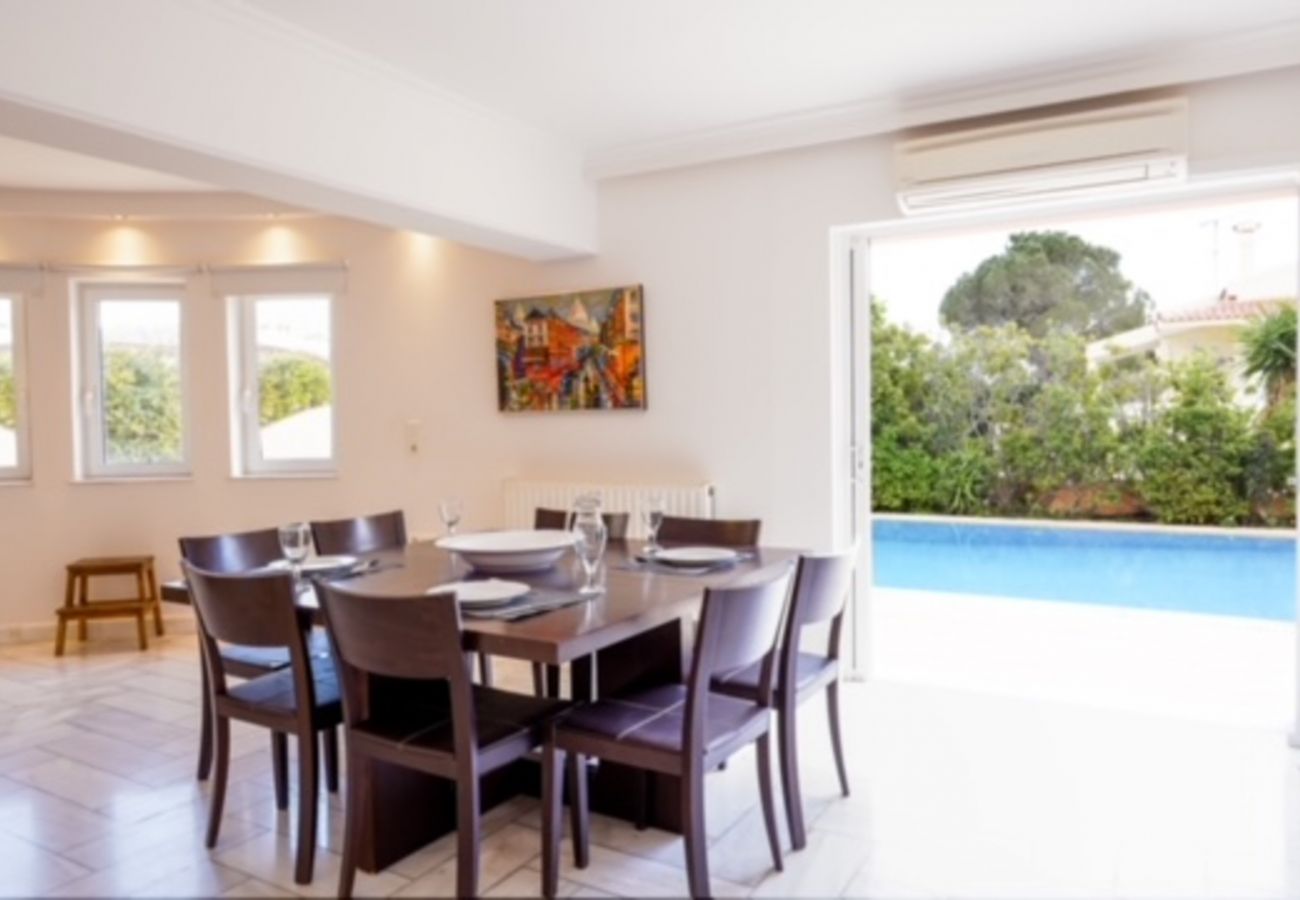 Villa à Anavyssos - Deluxe 5 bdrm Villa w/Pool next to the beach 
