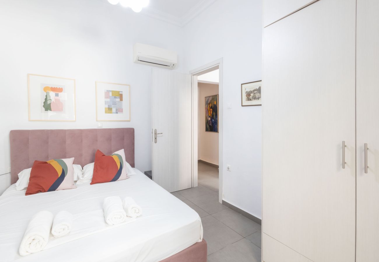 Maison à Athens - Renovated (2025) 4 Bdr House near Acropolis - New Beds, Terrace & Green Yard