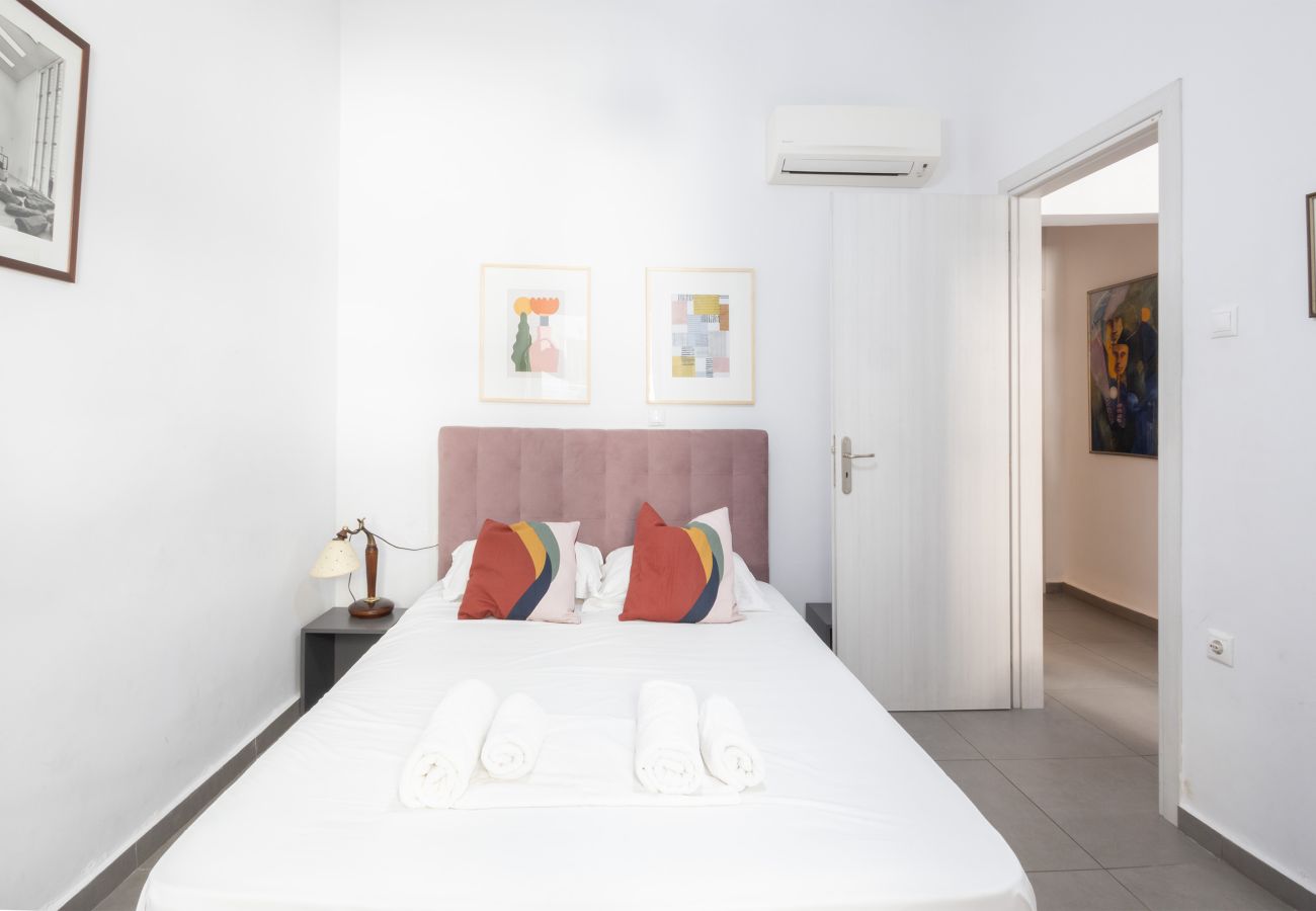 Maison à Athens - Renovated (2025) 4 Bdr House near Acropolis - New Beds, Terrace & Green Yard