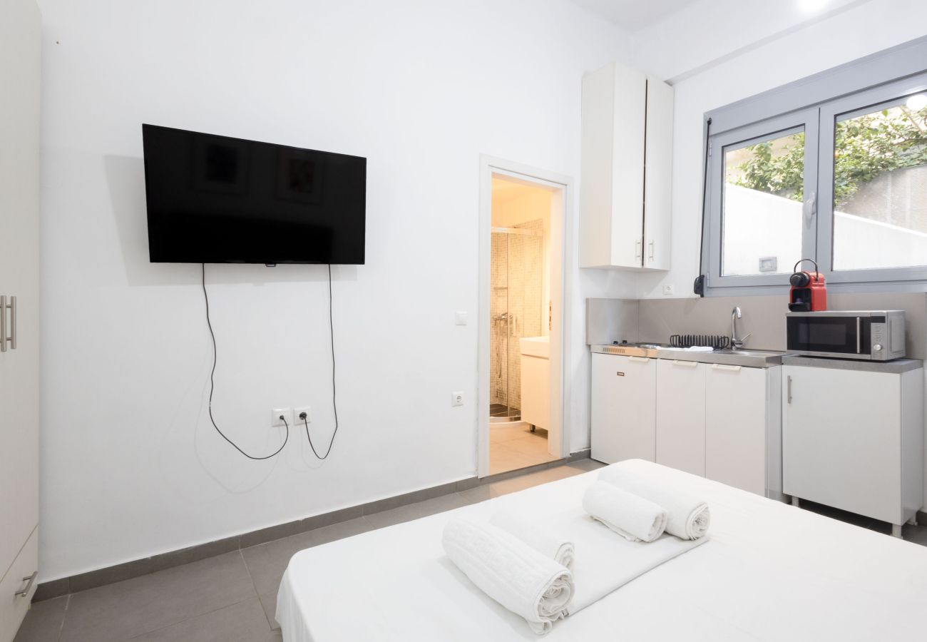 Maison à Athens - Renovated (2025) 4 Bdr House near Acropolis - New Beds, Terrace & Green Yard