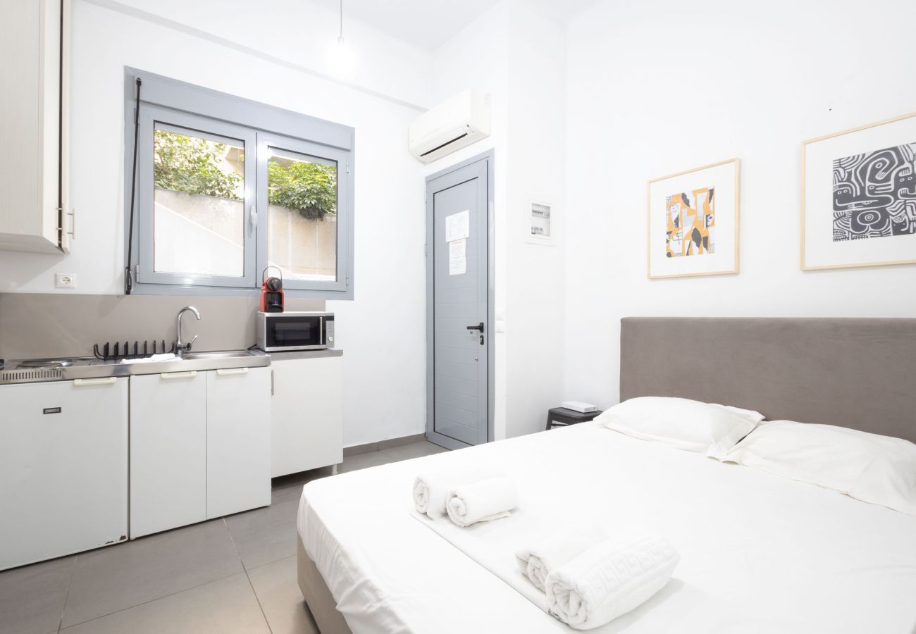 Maison à Athens - Renovated (2025) 4 Bdr House near Acropolis - New Beds, Terrace & Green Yard