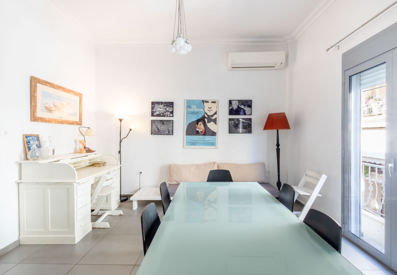 Maison à Athens - Renovated (2025) 4 Bdr House near Acropolis - New Beds, Terrace & Green Yard