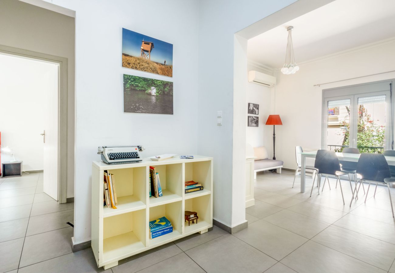 Maison à Athens - Renovated (2025) 4 Bdr House near Acropolis - New Beds, Terrace & Green Yard