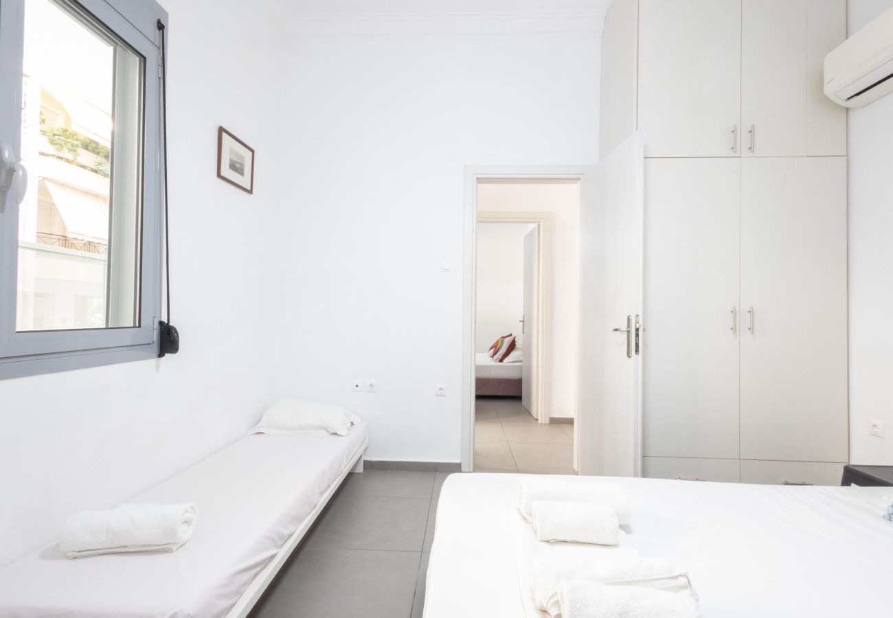 Maison à Athens - Renovated (2025) 4 Bdr House near Acropolis - New Beds, Terrace & Green Yard