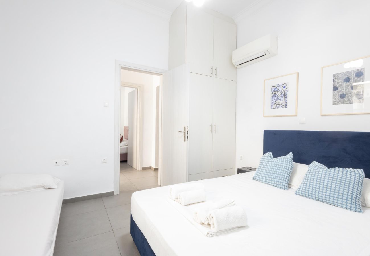 Maison à Athens - Renovated (2025) 4 Bdr House near Acropolis - New Beds, Terrace & Green Yard