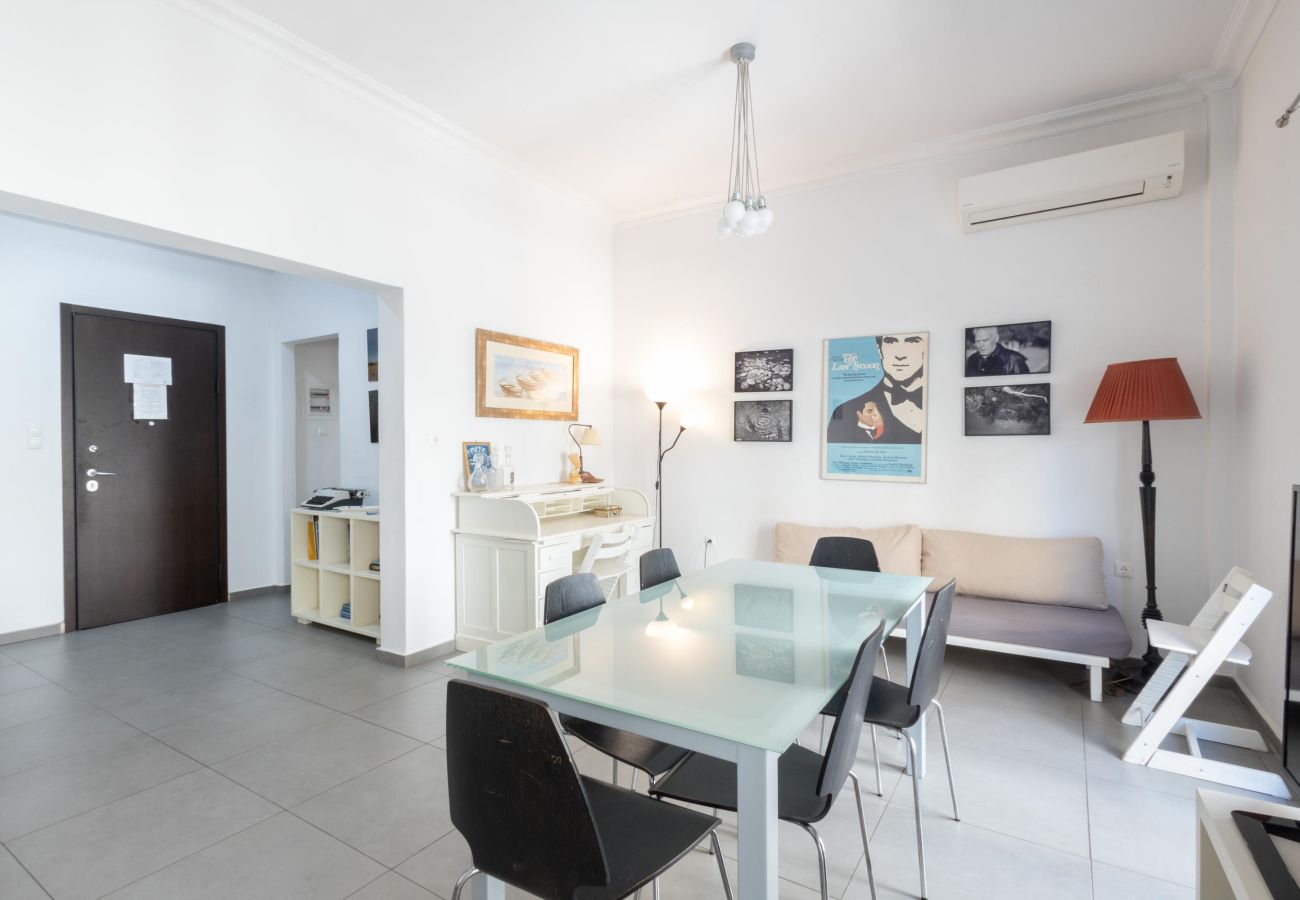 Maison à Athens - Renovated (2025) 4 Bdr House near Acropolis - New Beds, Terrace & Green Yard