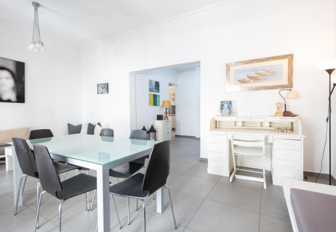 Maison à Athens - Renovated (2025) 4 Bdr House near Acropolis - New Beds, Terrace & Green Yard