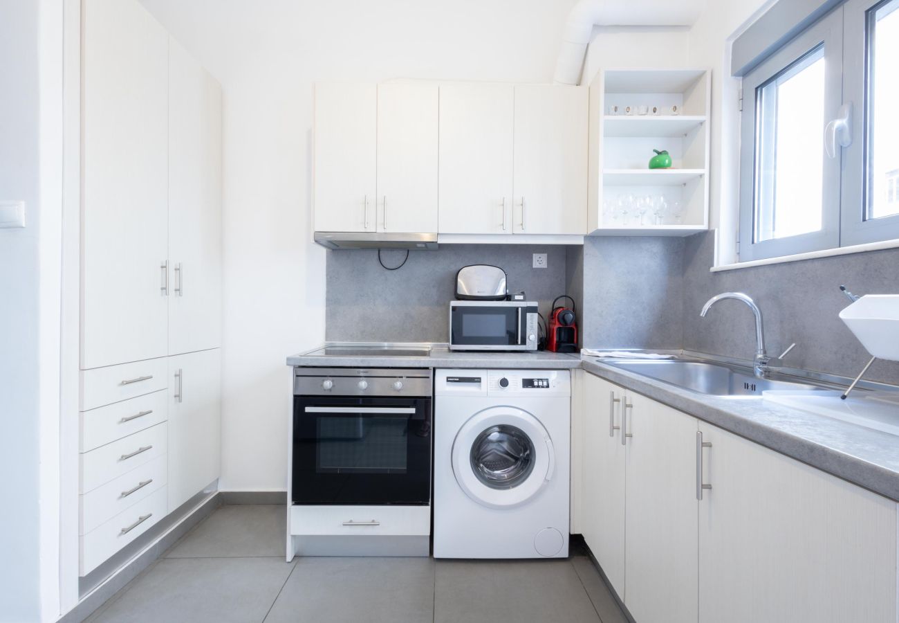 Maison à Athens - Renovated (2025) 4 Bdr House near Acropolis - New Beds, Terrace & Green Yard