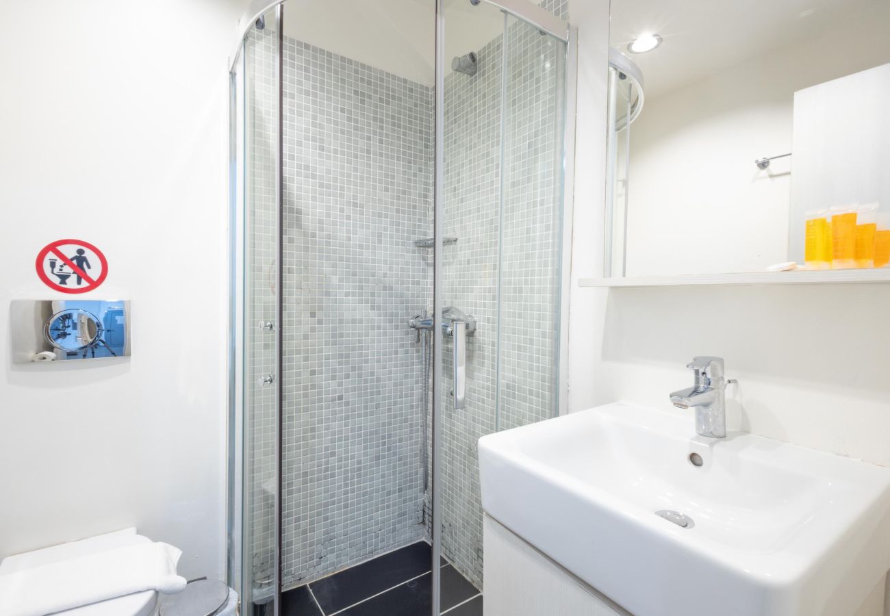 Maison à Athens - Renovated (2025) 4 Bdr House near Acropolis - New Beds, Terrace & Green Yard