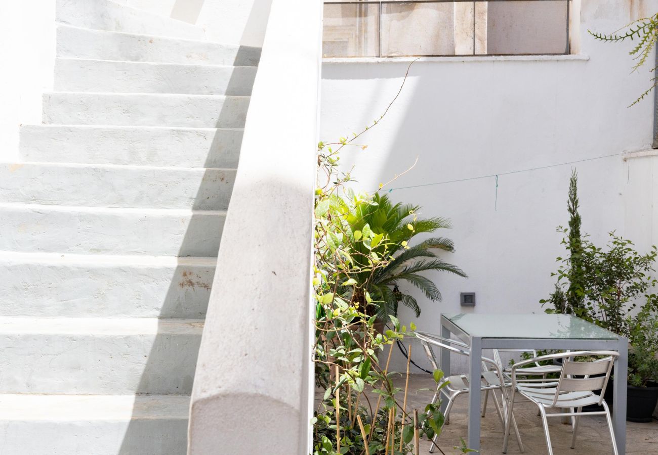 Maison à Athens - Renovated (2025) 4 Bdr House near Acropolis - New Beds, Terrace & Green Yard