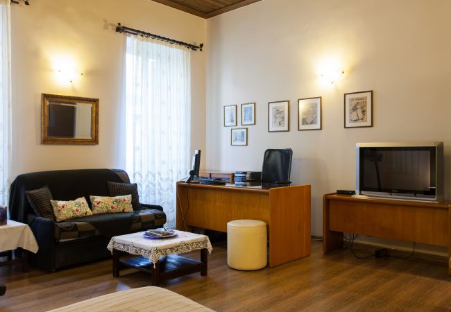 Appartement à Athens - Psyri Neoclassical House w/Yard - Free Parking! Appartement à Athens - Psyri Neoclassical House w/Yard - Free Parking!