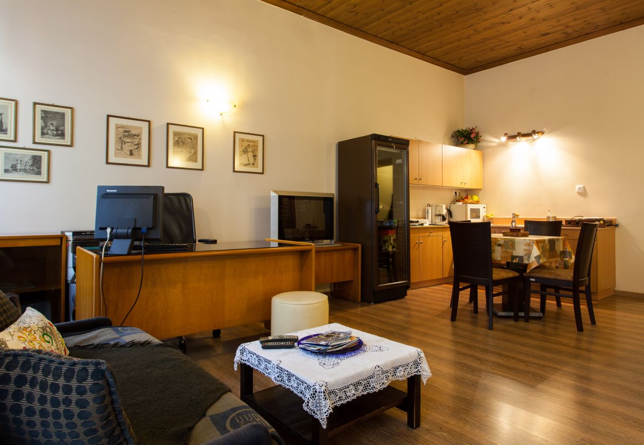 Appartement à Athens - Psyri Neoclassical House w/Yard 