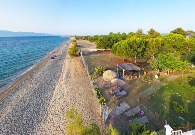 Villa à Istiea - Beach Villa Next To The Waves!