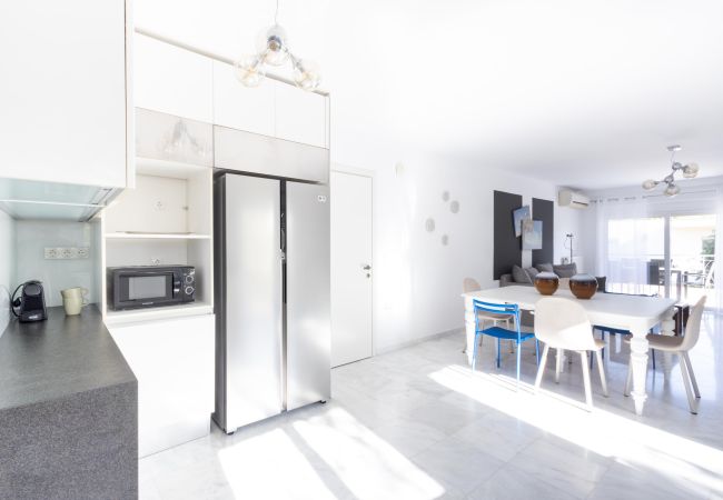 à Alimos - Elegant Coastal Haven: Fully Renovated 3-Bedroom Apartment
