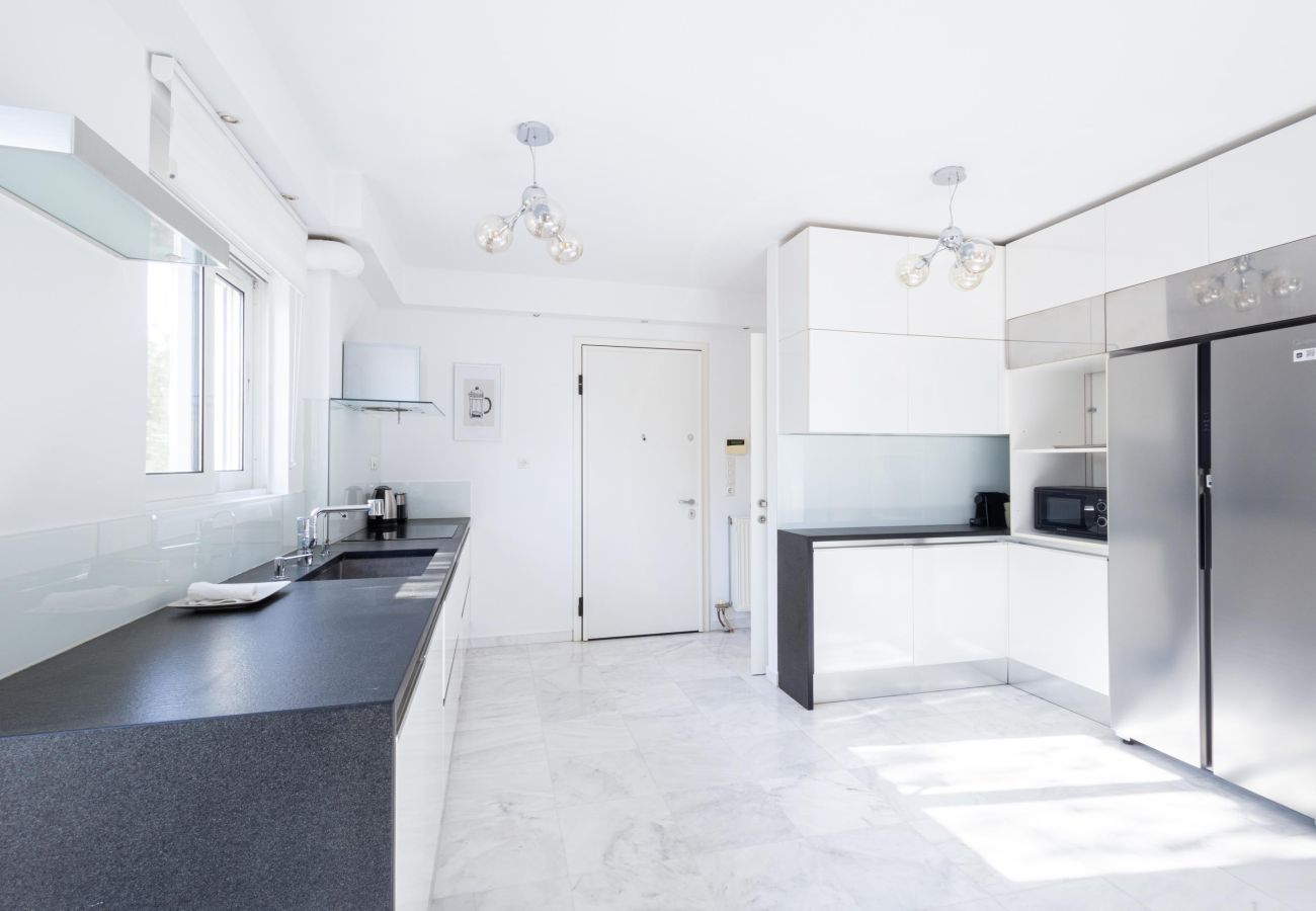 Appartement à Alimos - Elegant Coastal Haven: Fully Renovated 3-Bedroom Apartment