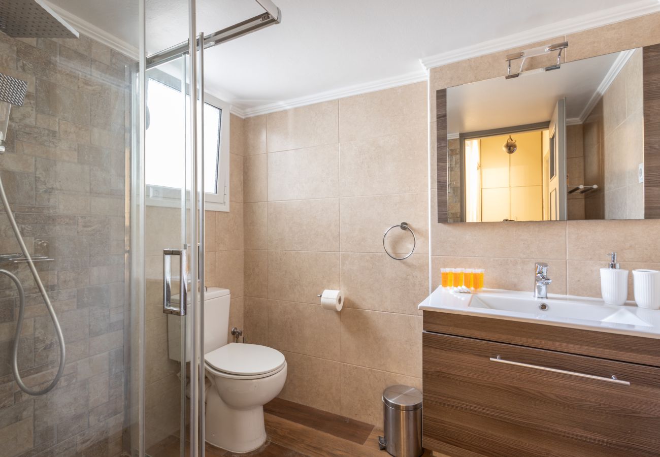 Appartement à Piraeus - 2-Bedroom Retreat Just Steps from the Sea
