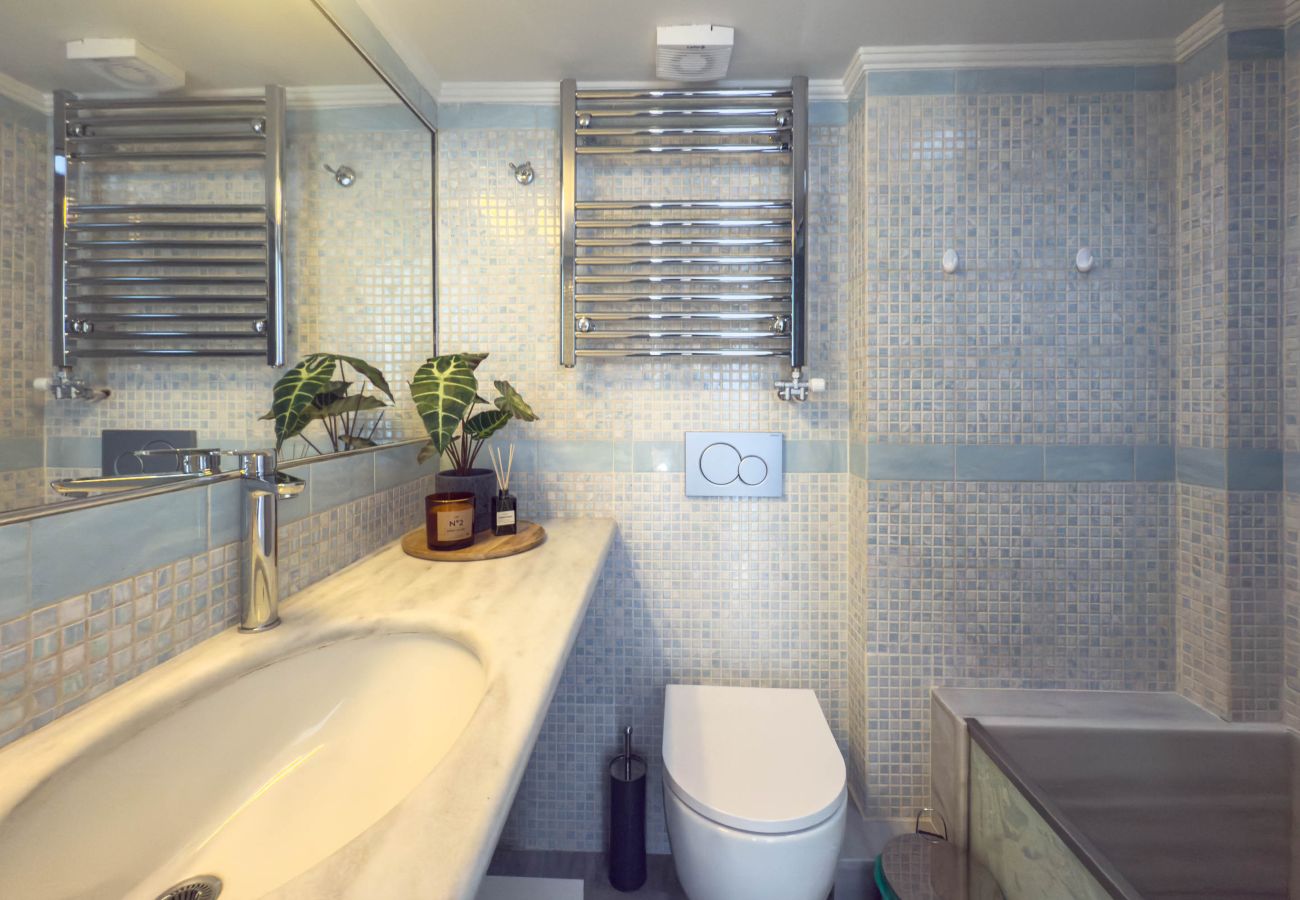 Appartement à Athens - Acropolis Sky Retreat | Jacuzzi & 3BR Maisonette