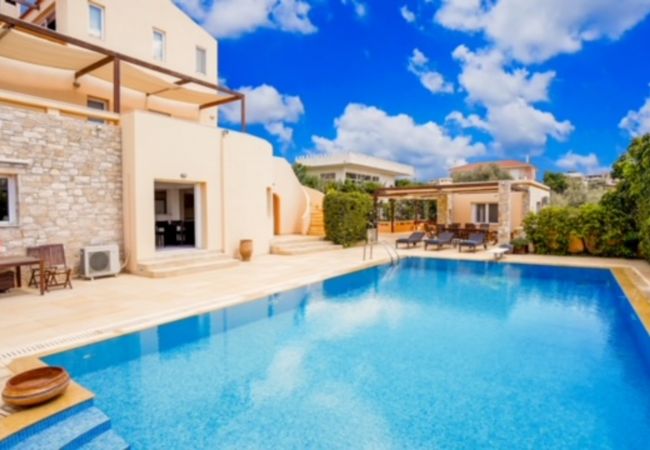 Villa in Anavyssos - Deluxe 5 bdrm Villa w/Pool next to the beach 