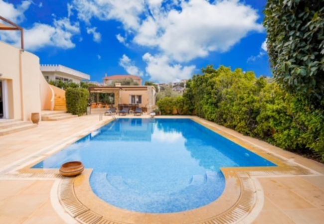 Villa in Anavyssos - Deluxe 5 bdrm Villa w/Pool next to the beach 