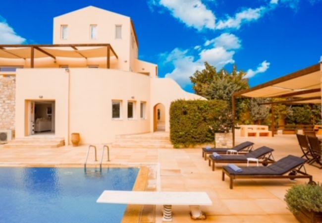 Villa/Dettached house in Anavyssos - Deluxe 5 bdrm Villa w/Pool next to the beach 