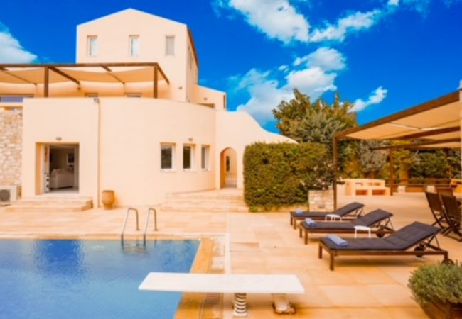 Villa in Anavyssos - Deluxe 5 bdrm Villa w/Pool next to the beach 