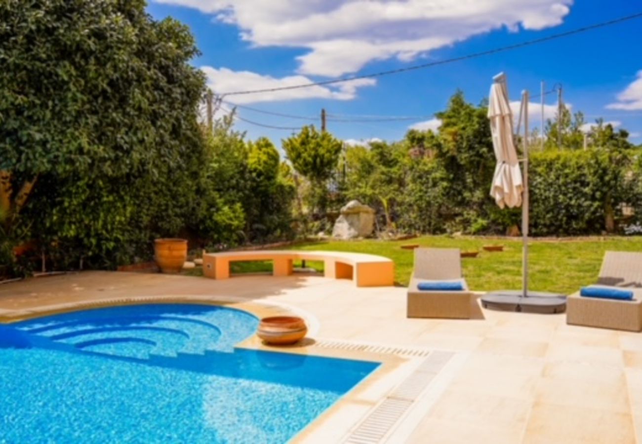 Villa in Anavyssos - Deluxe 5 bdrm Villa w/Pool next to the beach 