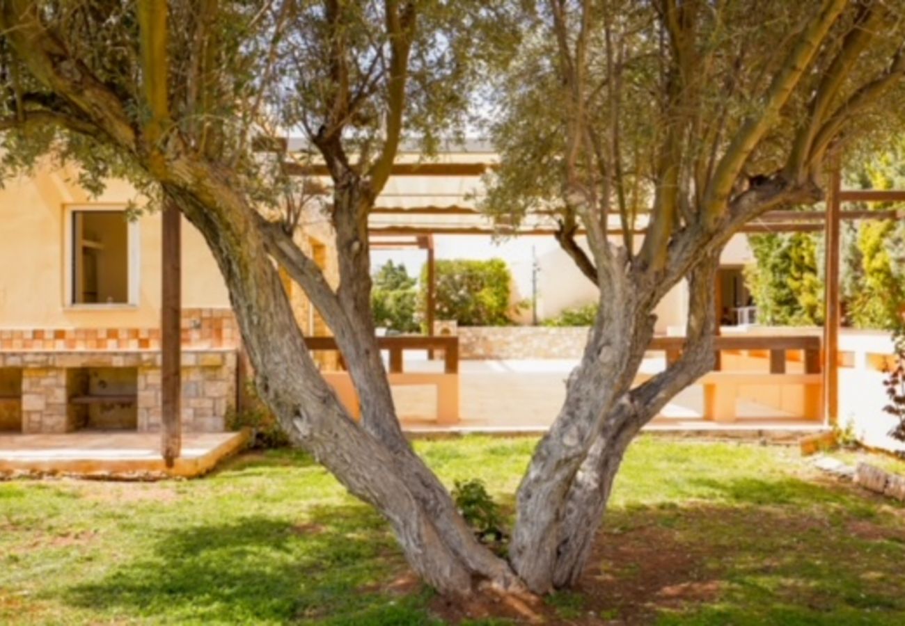 Villa in Anavyssos - Deluxe 5 bdrm Villa w/Pool next to the beach 