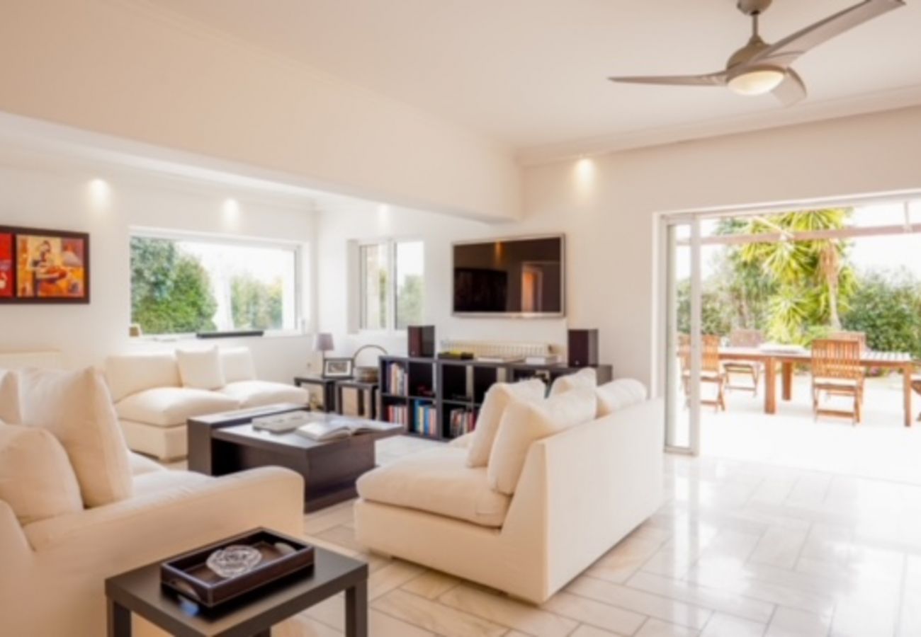 Villa in Anavyssos - Deluxe 5 bdrm Villa w/Pool next to the beach 