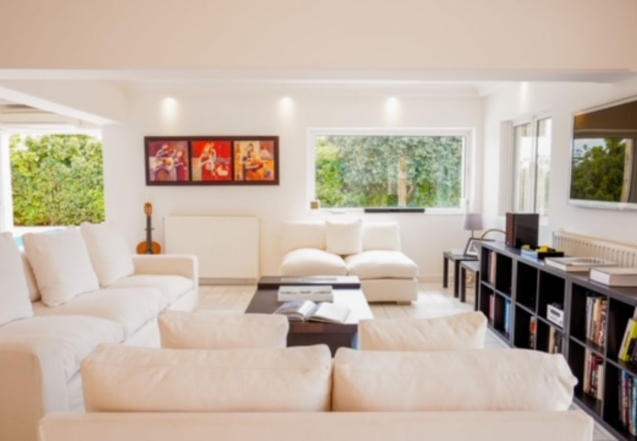 Villa in Anavyssos - Deluxe 5 bdrm Villa w/Pool next to the beach 