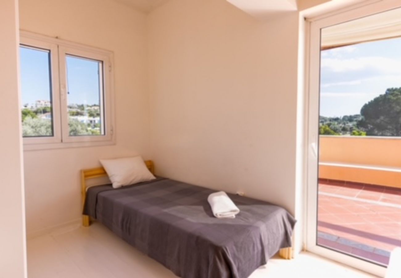 Villa in Anavyssos - Deluxe 5 bdrm Villa w/Pool next to the beach 
