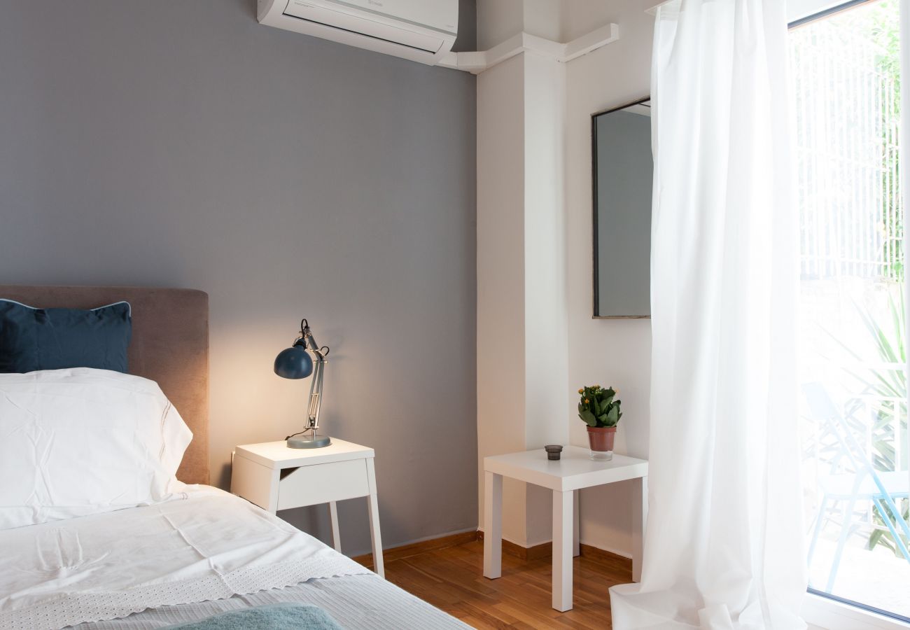 Apartment in Athens - 2 bdrm apt for up to 6 guests next to Acropolis museum 