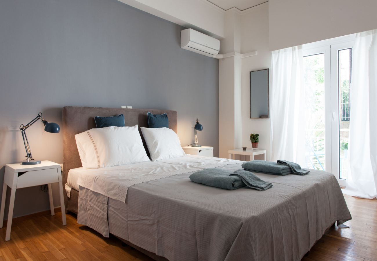 Apartment in Athens - 2 bdrm apt for up to 6 guests next to Acropolis museum 