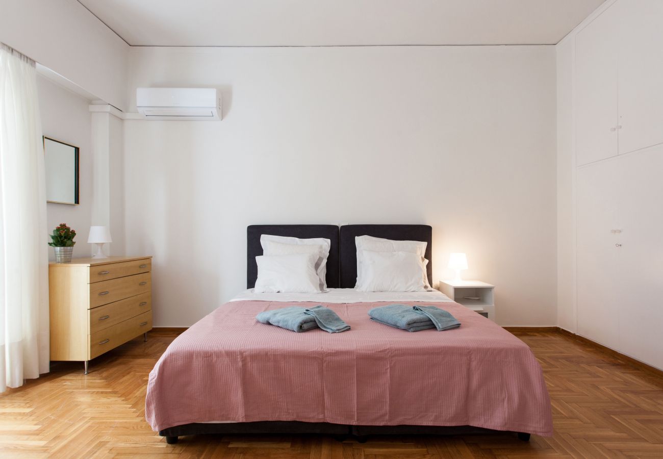 Apartment in Athens - 2 bdrm apt for up to 6 guests next to Acropolis museum 