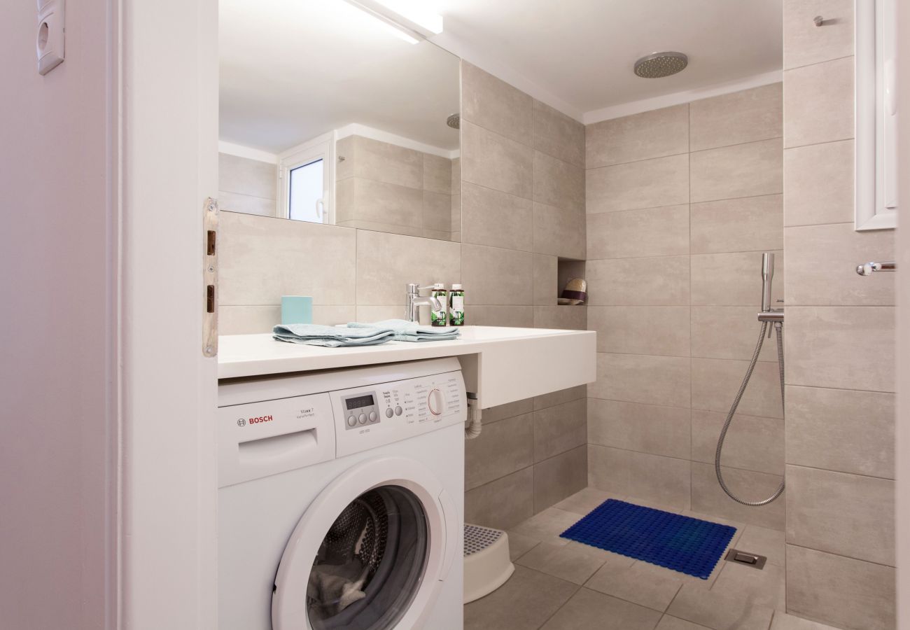 Apartment in Athens - 2 bdrm apt for up to 6 guests next to Acropolis museum 
