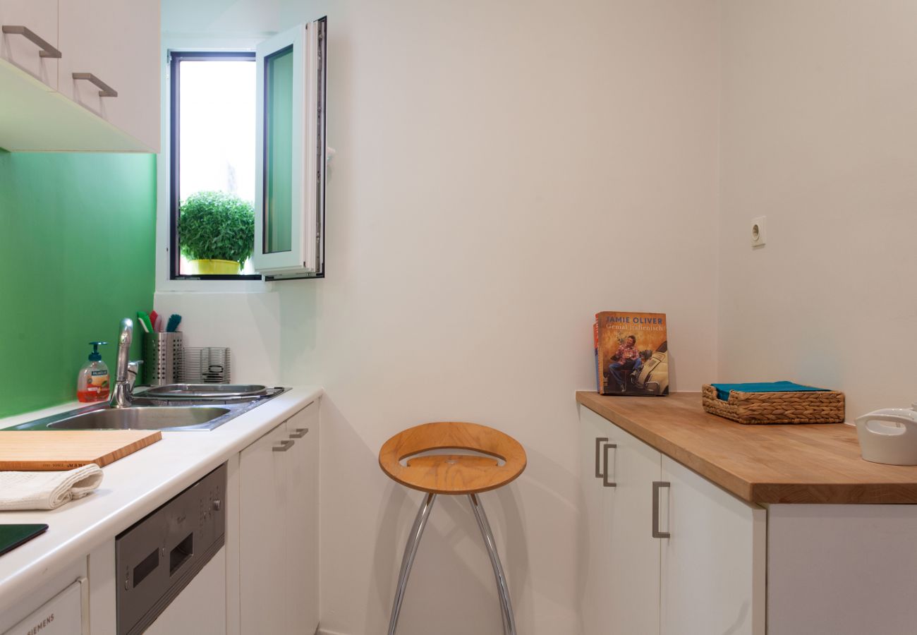 Apartment in Athens - 2 bdrm apt for up to 6 guests next to Acropolis museum 