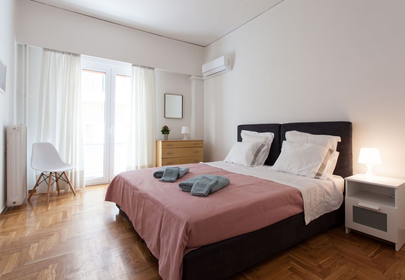 Apartment in Athens - 2 bdrm apt for up to 6 guests next to Acropolis museum 