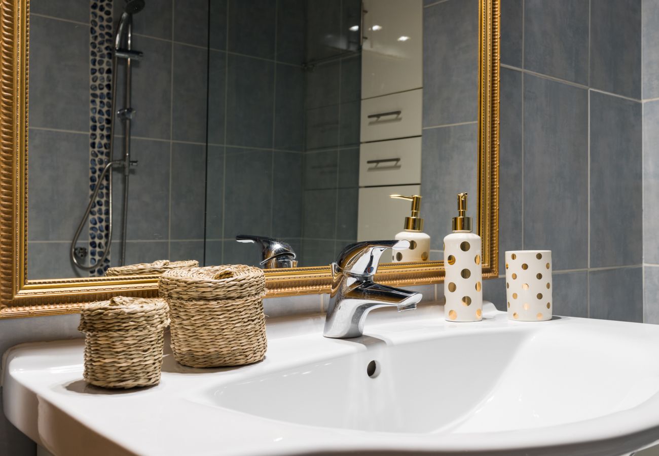 Apartment in Athens - Athenian Stylish 2 bdrm Apartment 