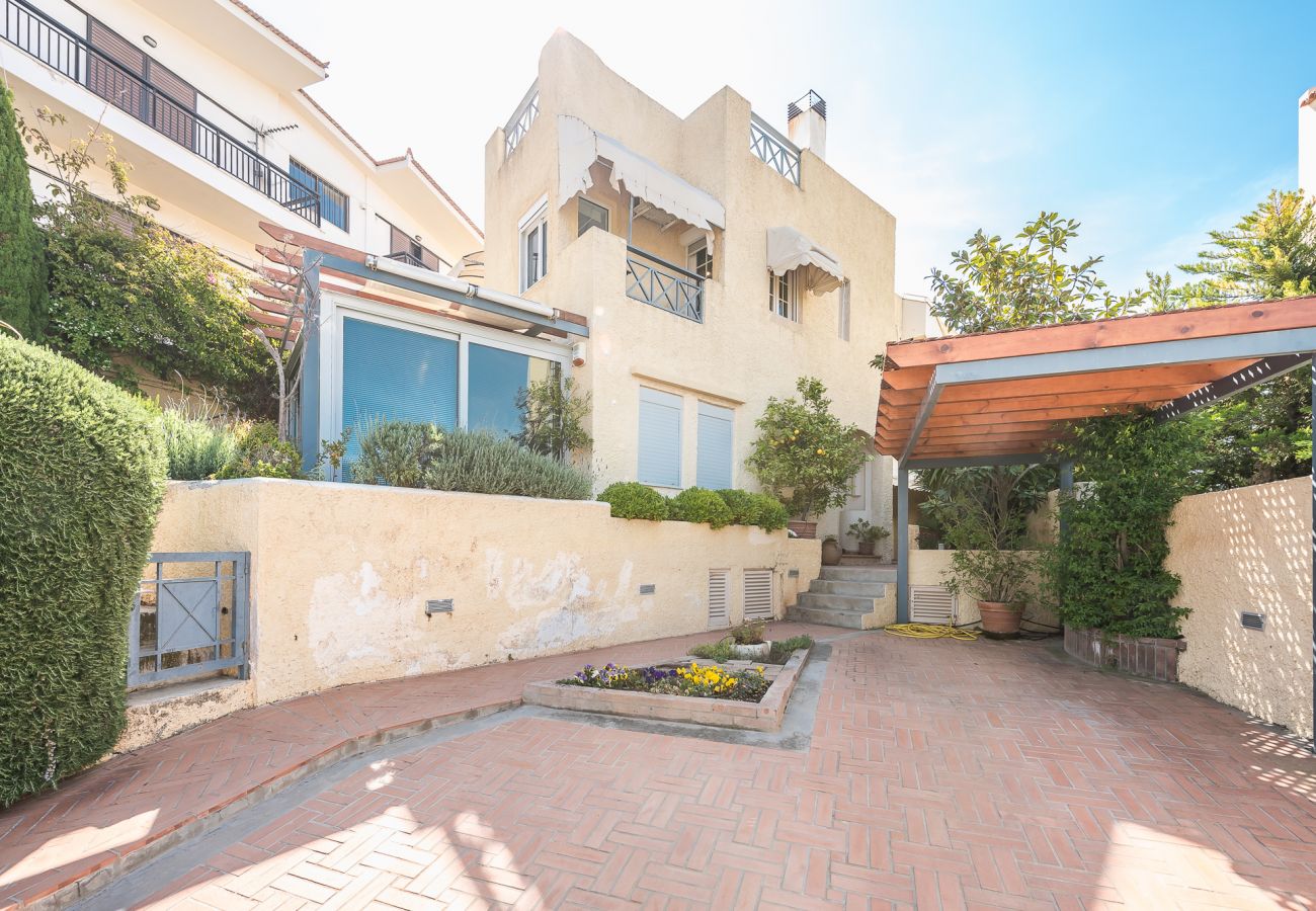 House in Voula - Luxury Home with Jacuzzi and Spectacular Sea Views for 8 Guests