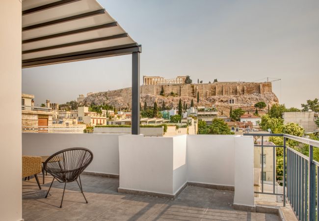 Apartment in Athens - Cozy Deck Roof Apt at the Foothills of Acropolis 