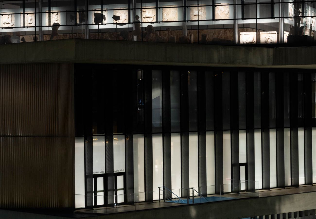 Apartment in Athens - Cozy Deck Roof Apt at the Foothills of Acropolis 