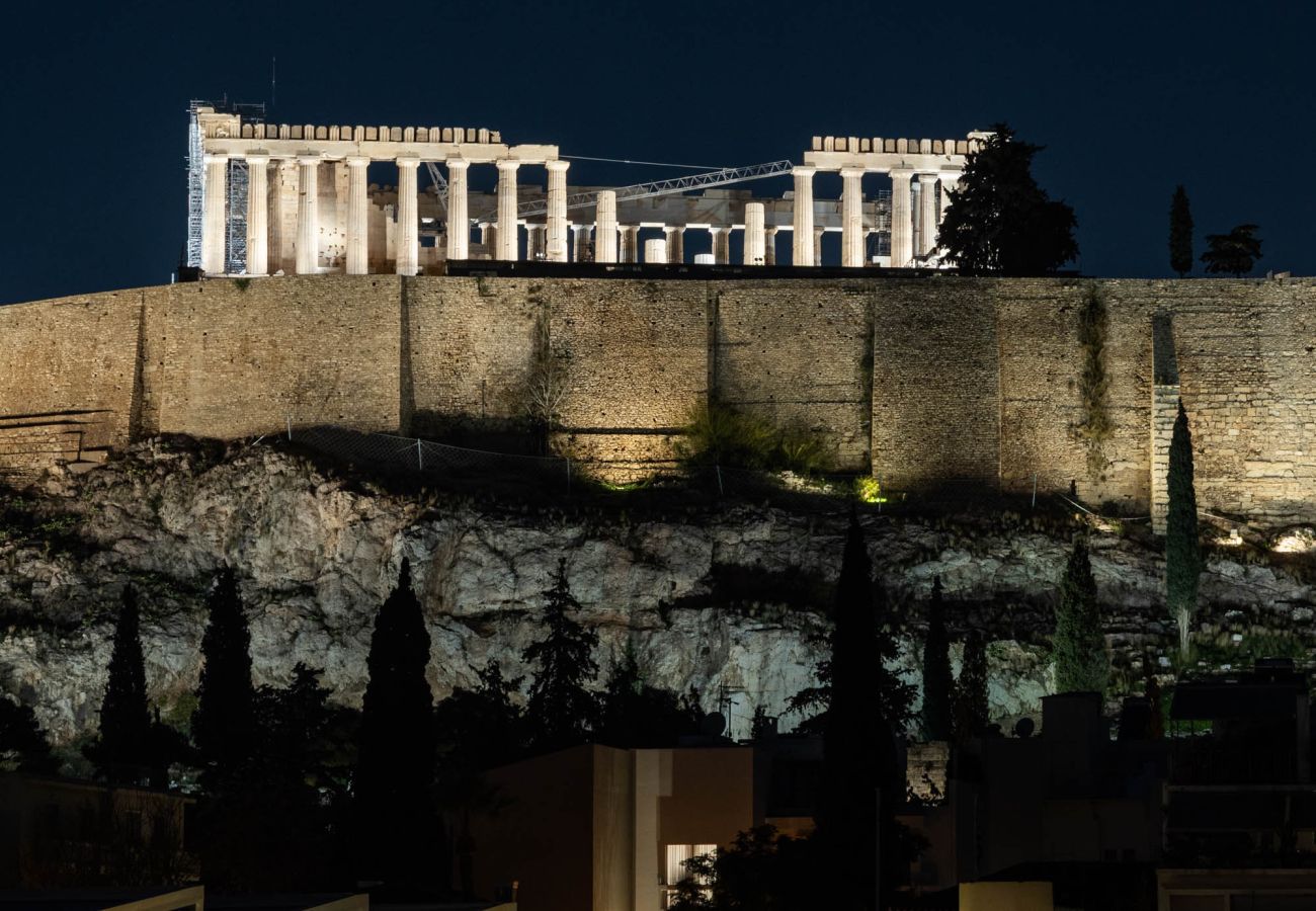 Apartment in Athens - Cozy Deck Roof Apt at the Foothills of Acropolis 