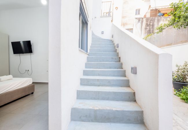 House in Athens - Renovated (2025) 4 Bdr House near Acropolis - New Beds, Terrace & Green Yard House in Athens - Renovated (2025) 4 Bdr House near Acropolis - New Beds, Terrace & Green Yard