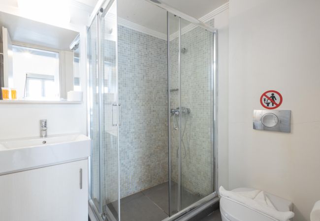 House in Athens - Renovated (2025) 4 Bdr House near Acropolis - New Beds, Terrace & Green Yard House in Athens - Renovated (2025) 4 Bdr House near Acropolis - New Beds, Terrace & Green Yard
