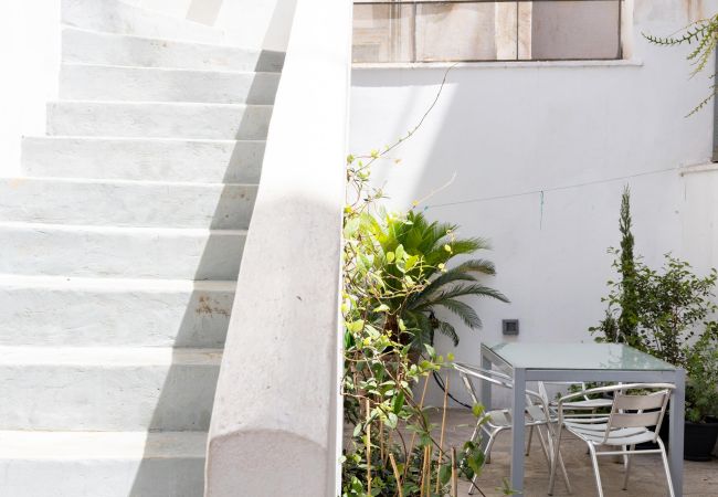 House in Athens - Renovated (2025) 4 Bdr House near Acropolis - New Beds, Terrace & Green Yard House in Athens - Renovated (2025) 4 Bdr House near Acropolis - New Beds, Terrace & Green Yard