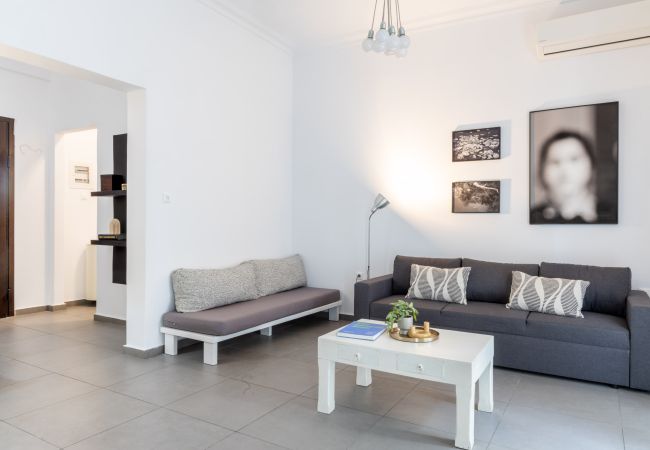 House in Athens - Renovated (2025) 4 Bdr House near Acropolis - New Beds, Terrace & Green Yard House in Athens - Renovated (2025) 4 Bdr House near Acropolis - New Beds, Terrace & Green Yard