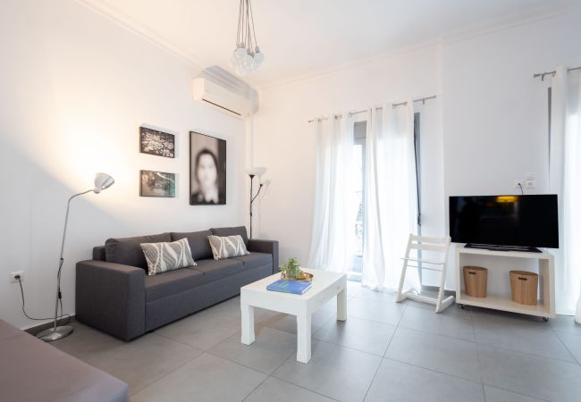 House in Athens - Renovated (2025) 4 Bdr House near Acropolis - New Beds, Terrace & Green Yard House in Athens - Renovated (2025) 4 Bdr House near Acropolis - New Beds, Terrace & Green Yard
