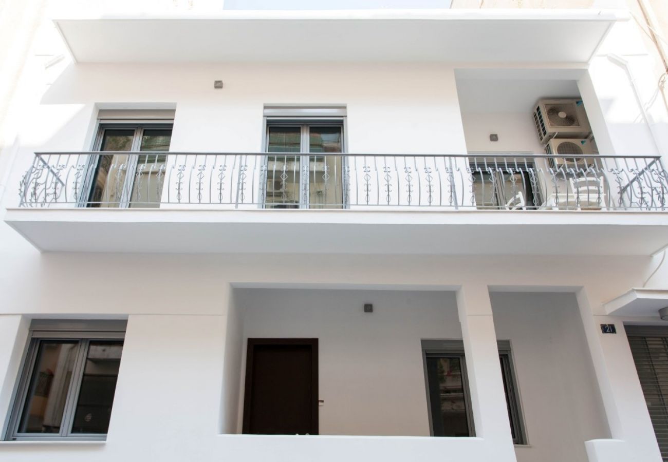 House in Athens - Renovated (2025) 5 Bdr House near Acropolis - New Beds, Terrace & Green Yard