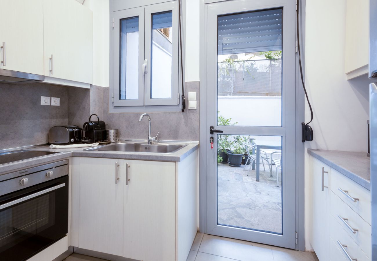 House in Athens - Renovated (2025) 5 Bdr House near Acropolis - New Beds, Terrace & Green Yard