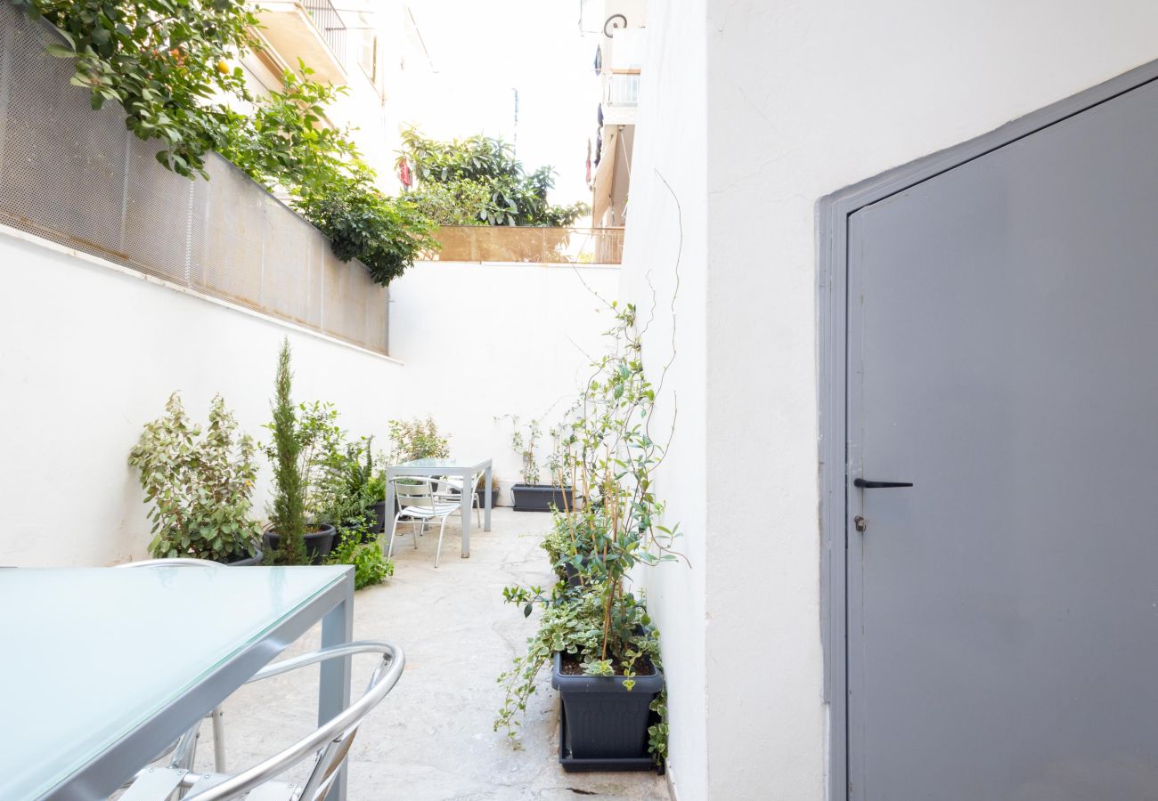 House in Athens - Renovated (2025) 5 Bdr House near Acropolis - New Beds, Terrace & Green Yard